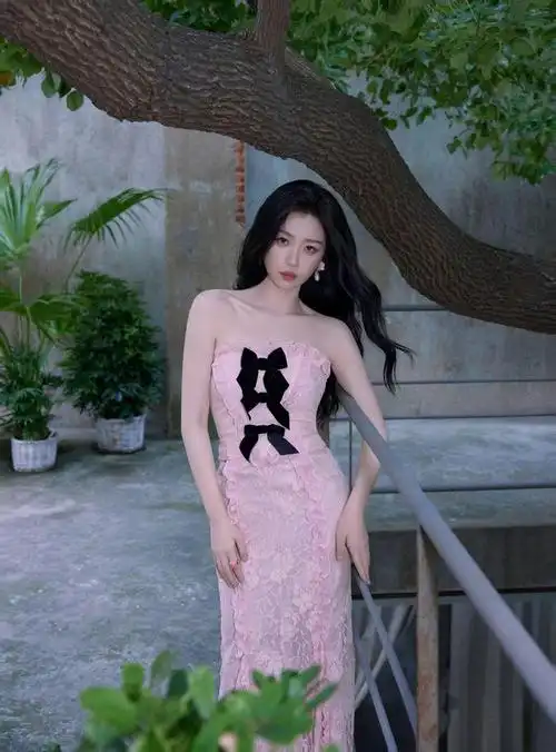 虞书欣穿粉裙勾勒完美身材凹造型气场全