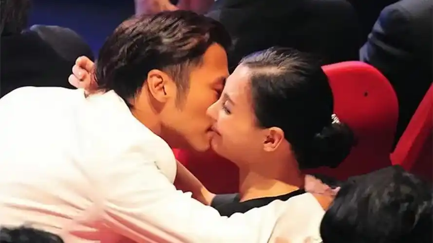 谢霆锋张柏芝曾经有多甜,谢霆锋获奖后搂住张柏芝,太感人