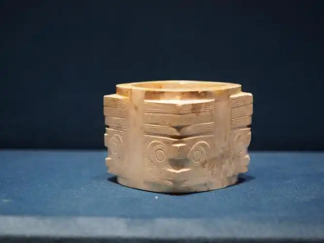 镇馆之宝·神人兽面纹玉琮·良渚文化