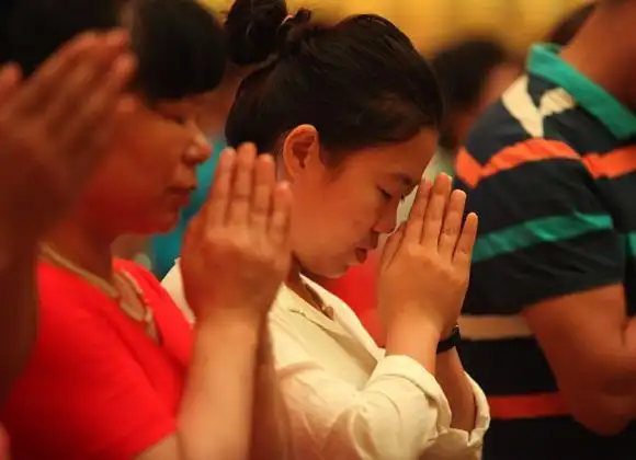 合掌的礼仪,我们几乎是天天要用的,如在佛像前要合掌示敬,与人见面也