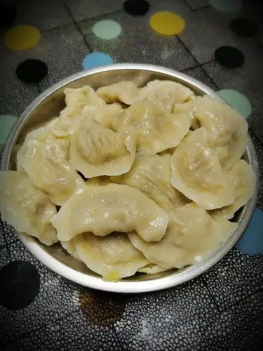 看,美味的水饺装盘了,配上紫菜汤更加美味哦!