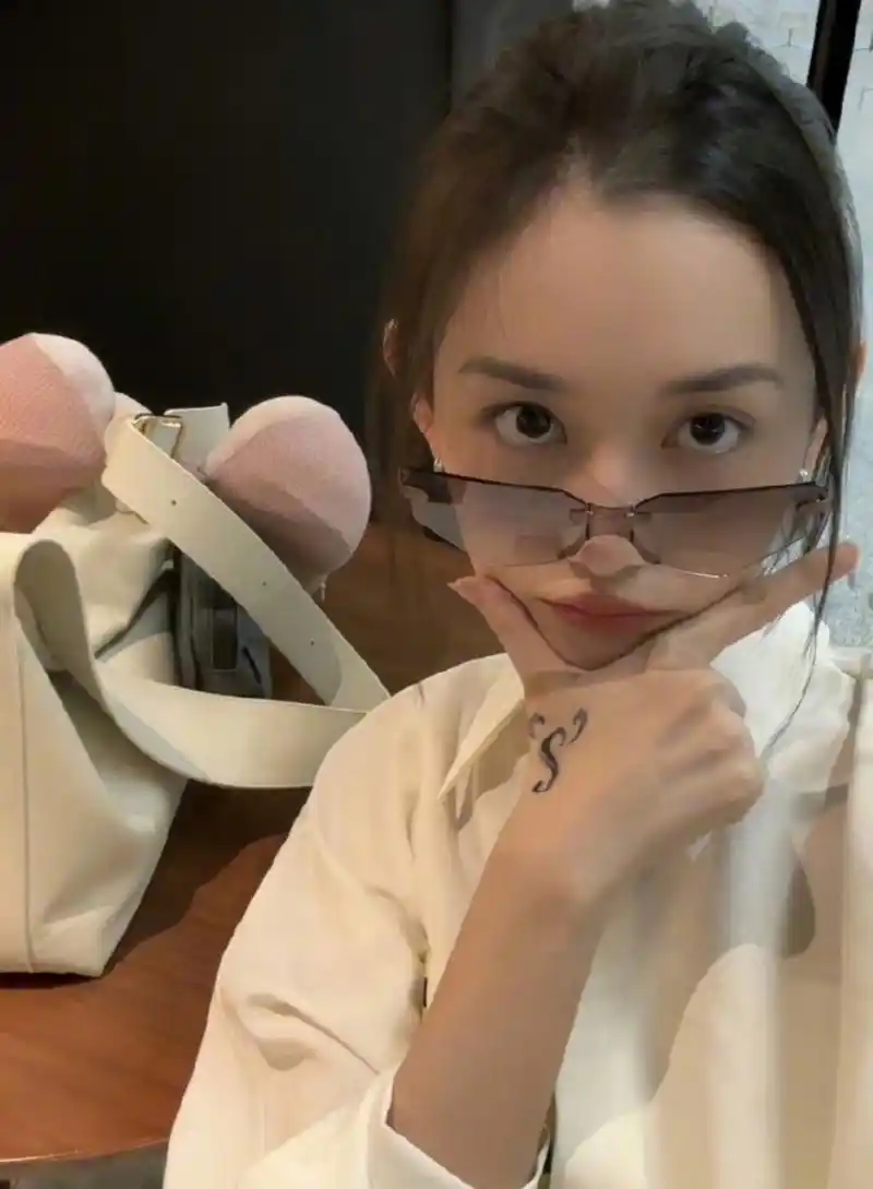 蒋依依戴着墨镜搞怪自拍,手上贴了纹身贴有点酷,她现在风格特别活泼有