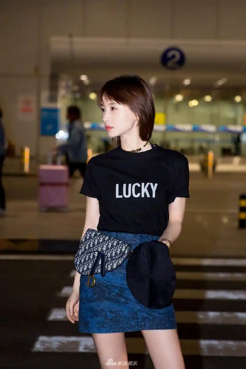 王子文夏季最酷穿搭黑t配牛仔裙网友你确定身高没170cm