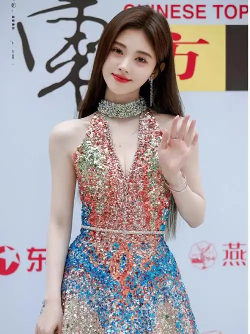 96 鞠婧祎今日穿着深v彩色亮片礼服出席东方风云榜,奢华浪漫,美爽了