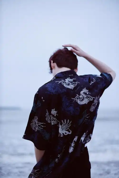 23 白敬亭】椰树,沙滩,海风.北方的孩子,来到南边的海~ 今晚22:00见