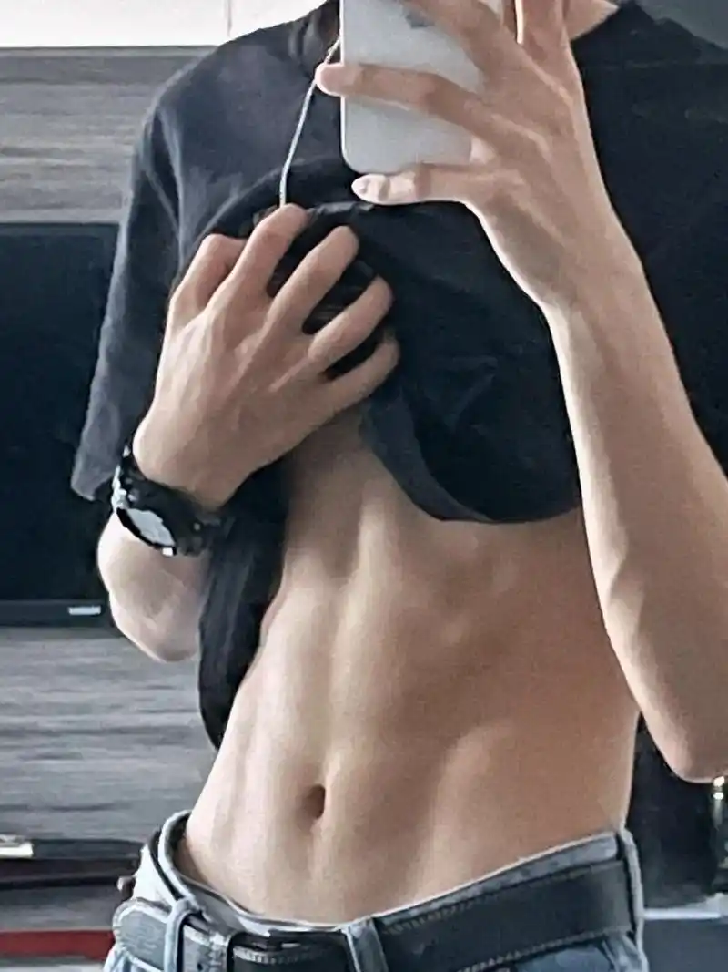 浅发一下吧.#薄肌男孩 #撩起衣服就是腹肌 #腹肌人鱼线 # - 抖音