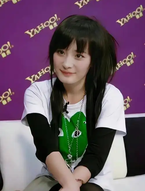 杨幂早年现代剧状态真的好绝,肉眼可见的胶原蛋白搭配她的刘海,灵动