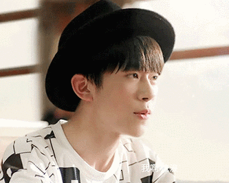 易烊千玺帅气交谈帽子gif动图_动态图_表情包下载_soogif