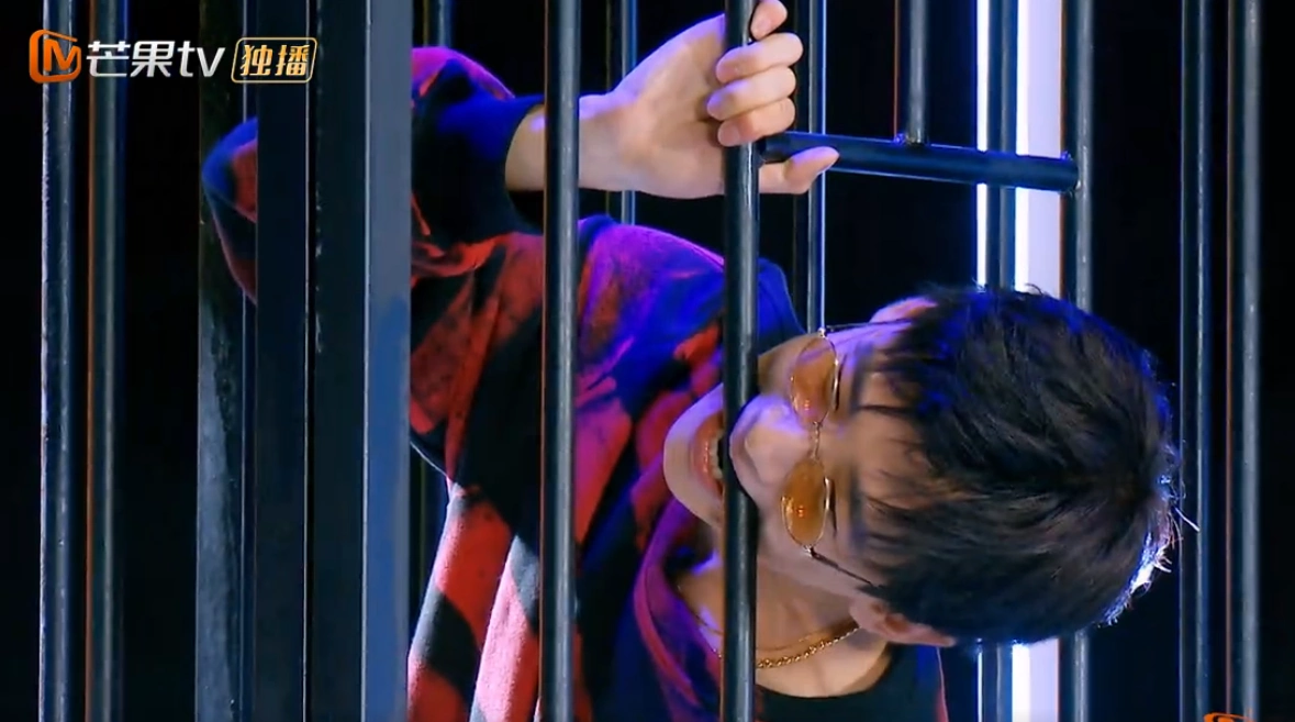 白敬亭再次被"关铁笼",脱口而出2句话,谁注意魏大勋的表情?