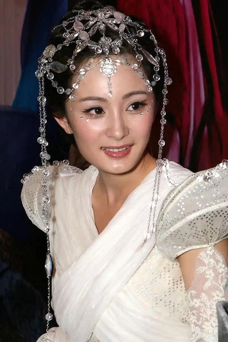 22岁的杨幂,五官精致,满满胶原蛋白,挡不住的水灵与青春.