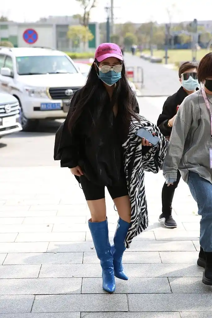 袁娅维踩长靴露纤细美腿 架黑超拿斑马纹外套气场十足