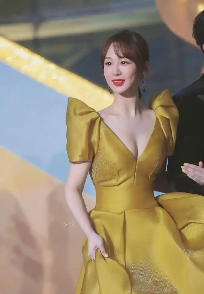 杨紫-家有儿女小雪长大了 的上围图片分享