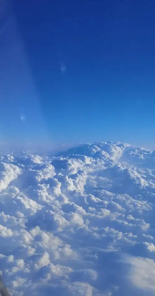 飞翔在高空中,云朵似一团团棉絮般的舒展!