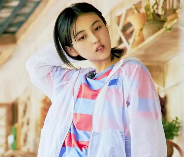 有种"避嫌"叫张子枫,拍兄妹照宁愿挽着彭昱畅,也要远离张艺兴