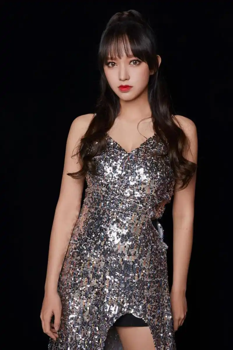 程潇一袭银色闪亮礼服裙,也太漂亮了