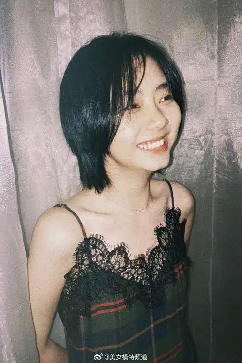 谭松韵穿蕾丝边吊带裙小秀性感 短发造型清爽俏皮少女感__财经头条