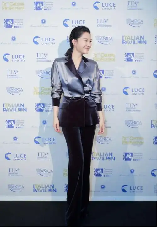 许晴哪有50岁身穿粉色连衣裙配老爹鞋去度假美回小姑娘样