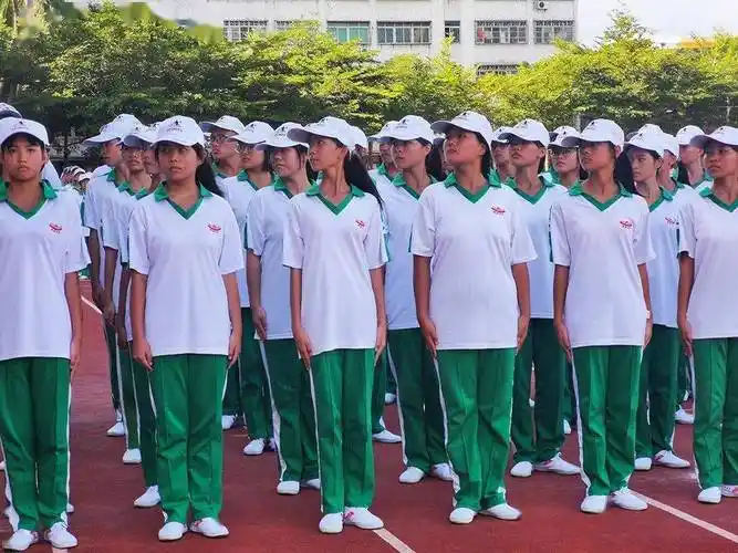 风雨中历练阳光下成长嘉积中学举行2021级高一新生军训总结大会