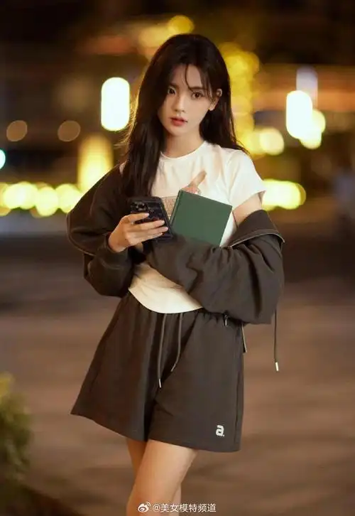 杨超越街头校园风写真温柔灵动