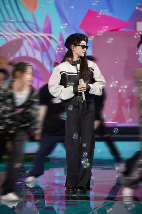 春晚彩排照#一组新鲜的彩排照送上05甜蜜"小彩虹"秒变酷帅"徐总"