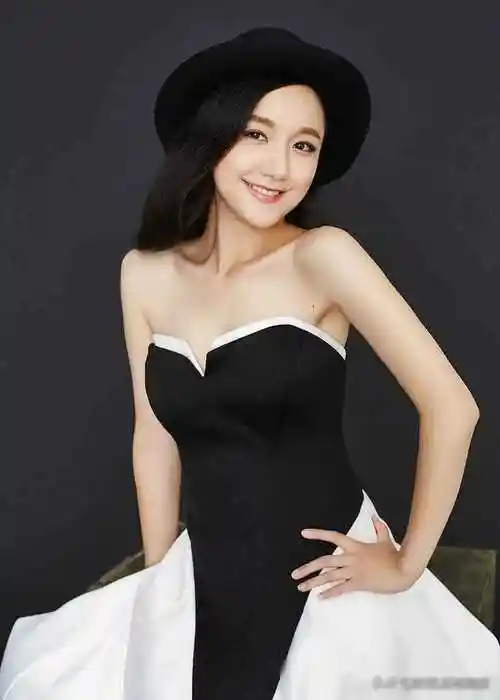 她是黄轩前女友,曾巅峰后下滑,整容失败后单身至今