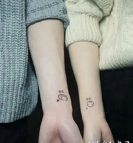 情侣手臂笑脸纹身图案
