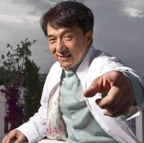 原创成龙17岁青涩旧照曝光单眼皮小眼睛鼻子也毫无特色