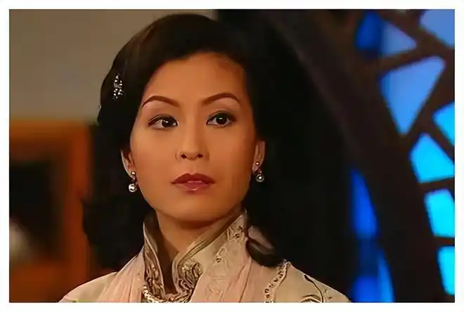 1990年,伍咏薇和相差31岁的翁江培踏入了婚姻的殿堂.