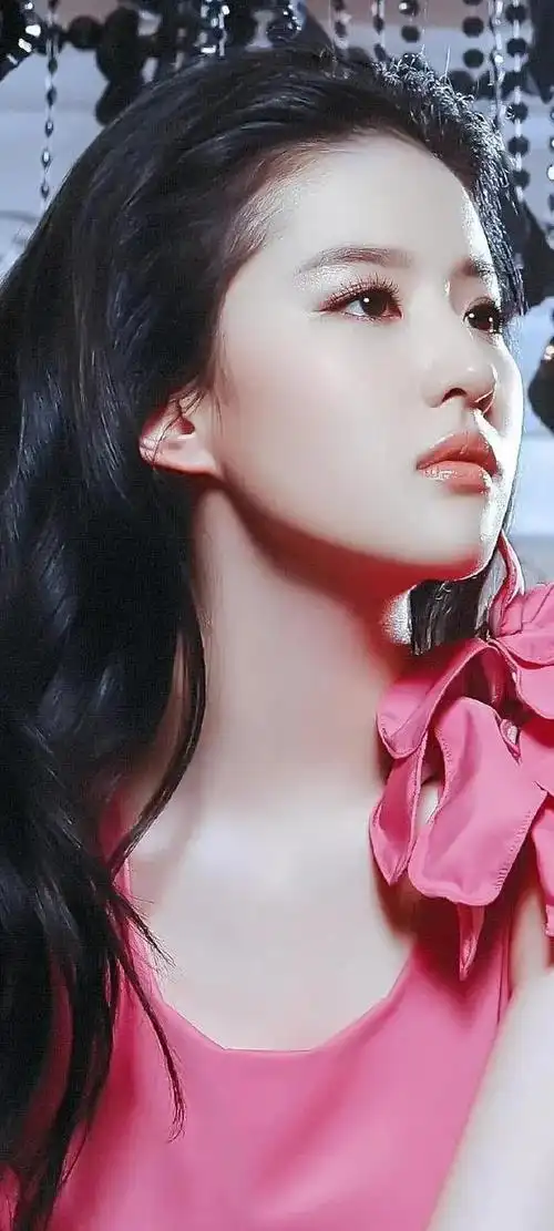 美女系列壁纸的第65期,我们聚焦的是那位风华绝代的女神——刘亦菲.