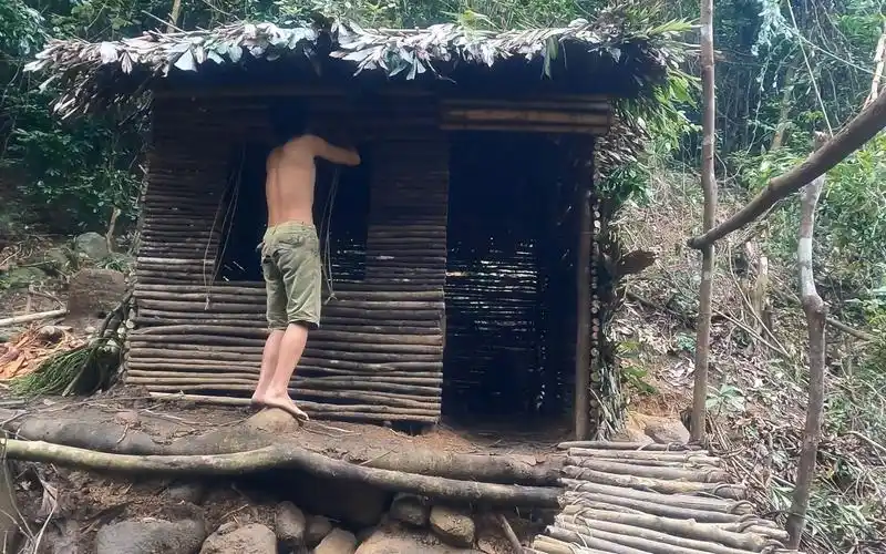 越南丛林原始生活生存-荒野求生,野外生存-搭建帐篷门窗以保暖