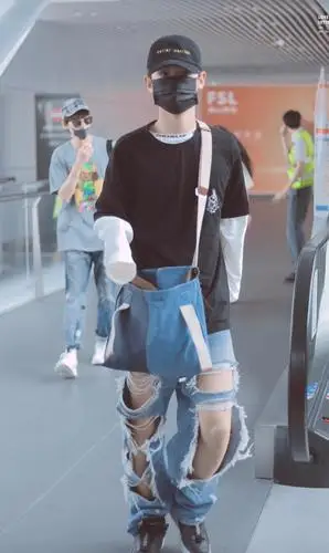 黄明昊破洞裤的走势这么可怕酷帅风格大秀长腿