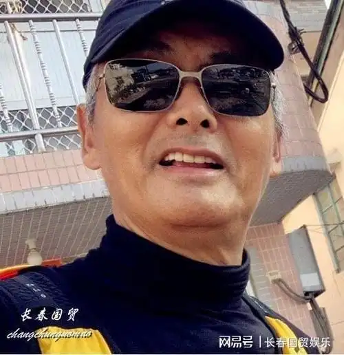 65岁周润发近照曝光两鬓斑白帅气依旧