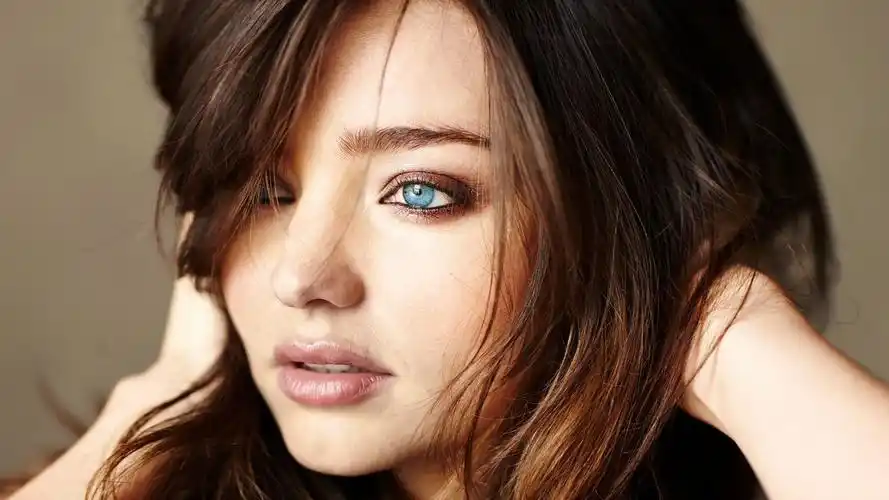 特写照片眼线望着远方womensupermodelmirandakerrfacehairinfaceblue