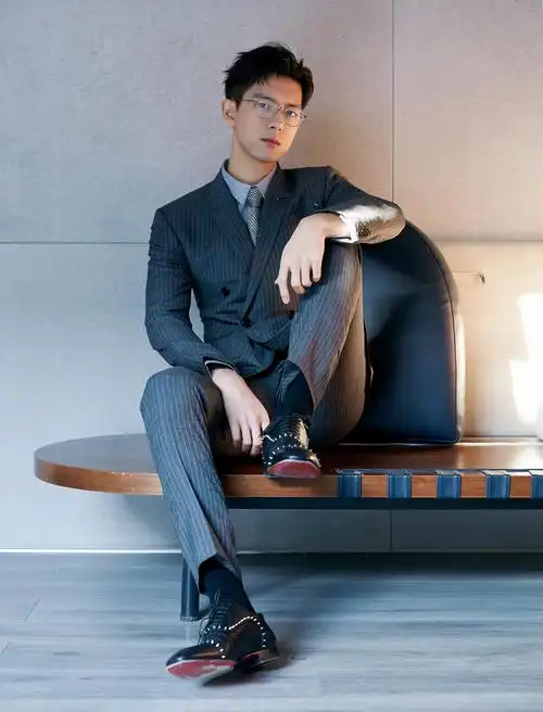 李现条纹西装眼镜造型