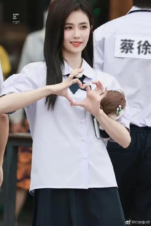 杨颖奔跑吧泰国路透 校服造型青春元气十足!