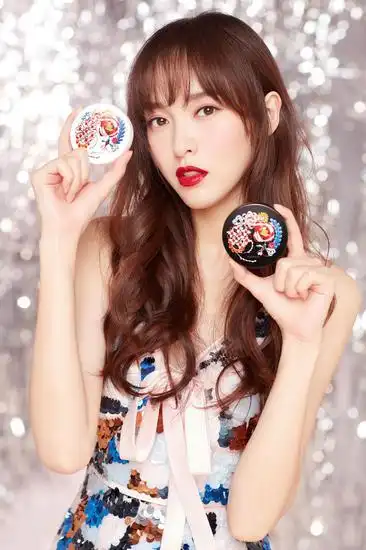 资生堂品牌中国区彩妆代言人唐嫣演绎圣诞精灵妆