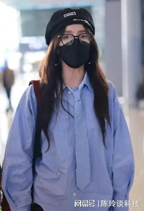 街拍孟佳条纹衬衫贝雷帽喇叭裤随性休闲