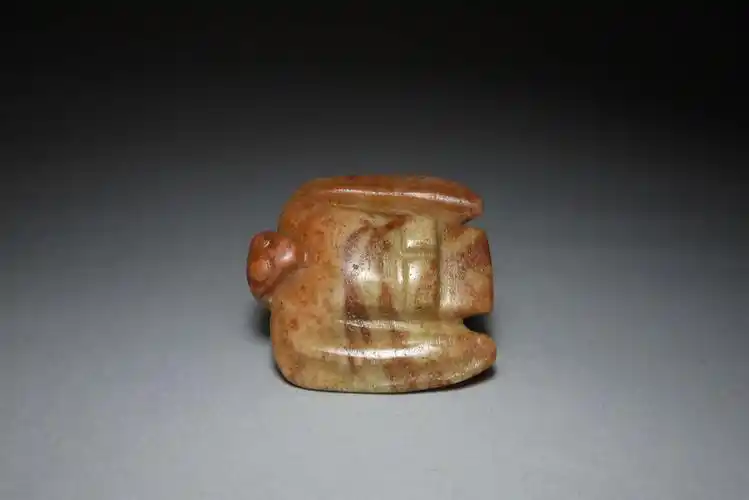 红山文化期玉器工上自然态质变任南珍藏