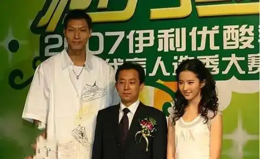 她是cba最美老板娘,身价上亿,给易建联肥约,年过40仍气场强大|吴迪