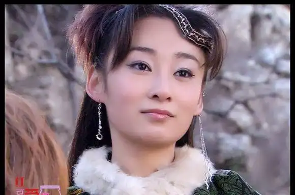 颖儿出自:哪吒与杨戬颖儿扮演的苏妲己身披白纱纯净可人,仙气四溢而