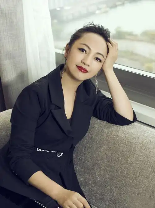 2011年,罗海琼在拍摄《寻找幸福的日子》时,发现自己怀孕了,费麒劝她