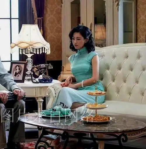 朱珠5公上演"旗袍女神",高开叉长裙妖娆又风情,前凸后翘好绝