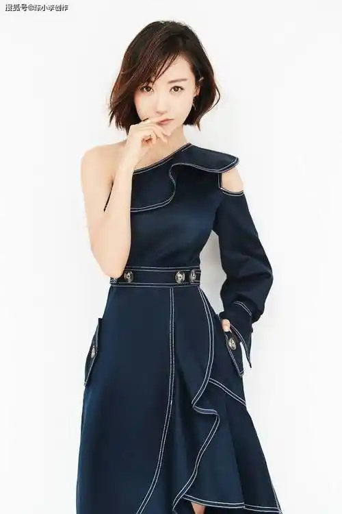 杨蓉各式性感美图很有料身姿窈窕雪肤玉貌