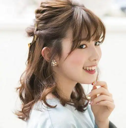 冬天披发太臃肿?这几款半扎发简单又好看