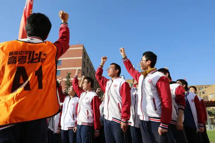 石家庄精英中学励志微班会迸发育人大能量