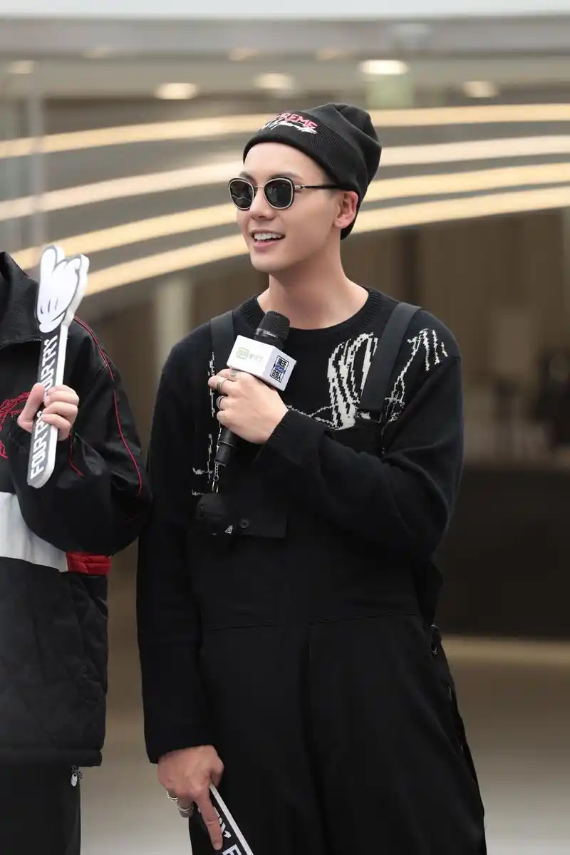 超酷可爱 2020-11-19 10:41 陈伟霆身穿黑色背带裤搭配针织帽,潮酷