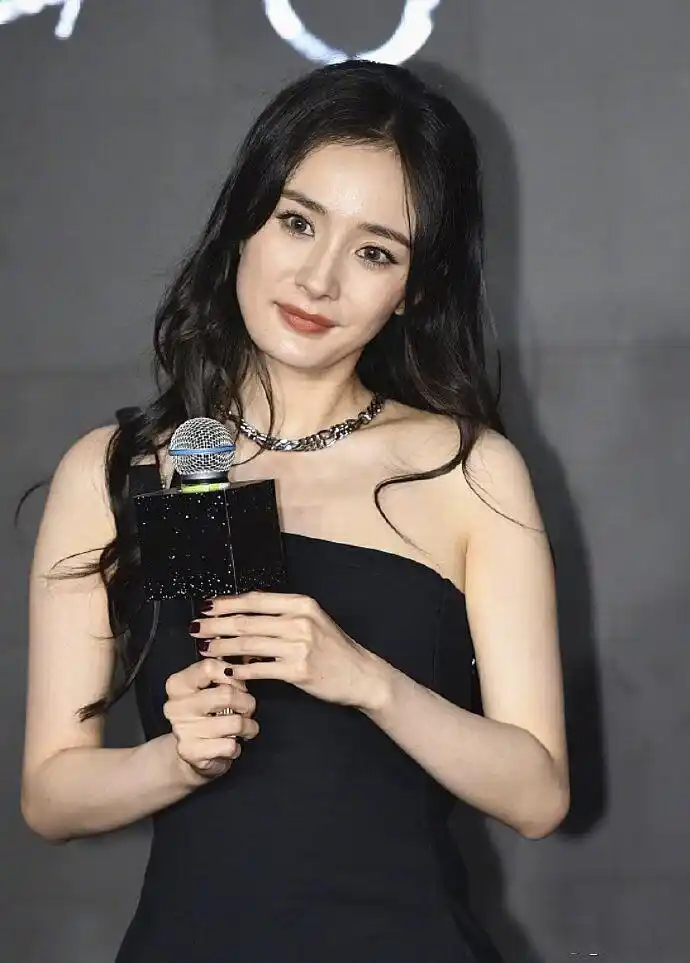 原创杨幂生图引热议,网友:34岁有皱纹不是很正常?