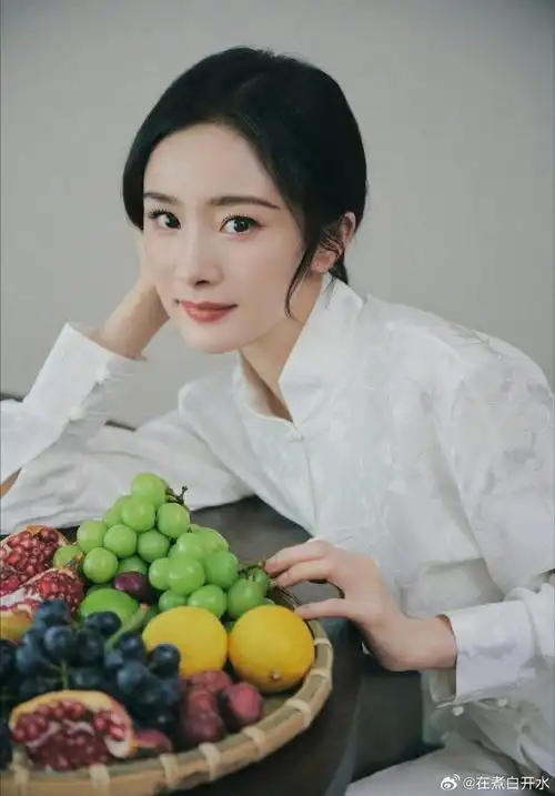 杨幂小时候唱小红帽