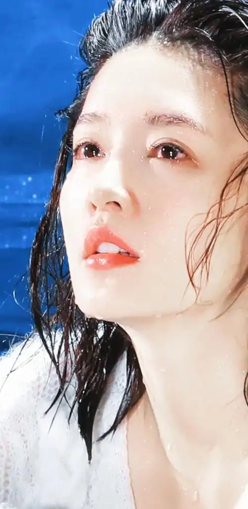 李沁绝美湿身照流出!没有任何词句可以描述她的美.