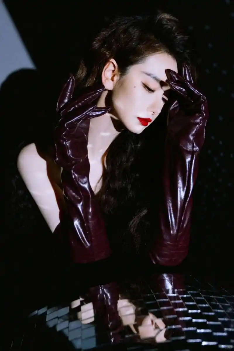 戚薇惊艳亮相,女神风范十足  戚薇的一组照片让我惊艳不已,她身着高跟